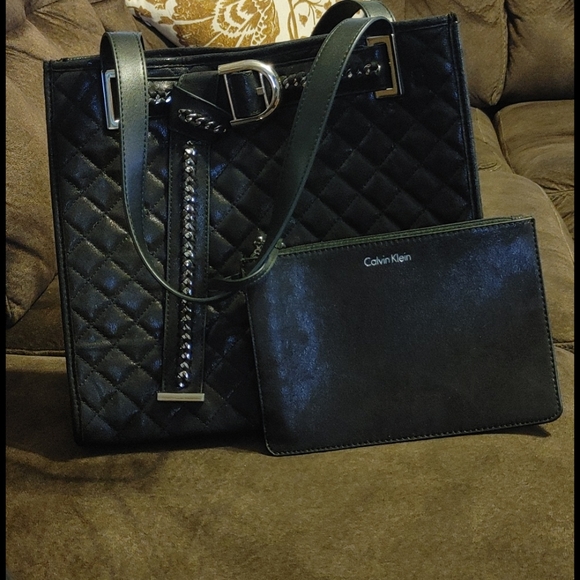 Quilted Tote with Wristlet - Picture 8 of 8